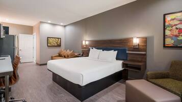 Suite, 1 King Bed, Non Smoking, Kitchenette (with Sofabed) | Hypo-allergenic bedding, desk, free WiFi, bed sheets