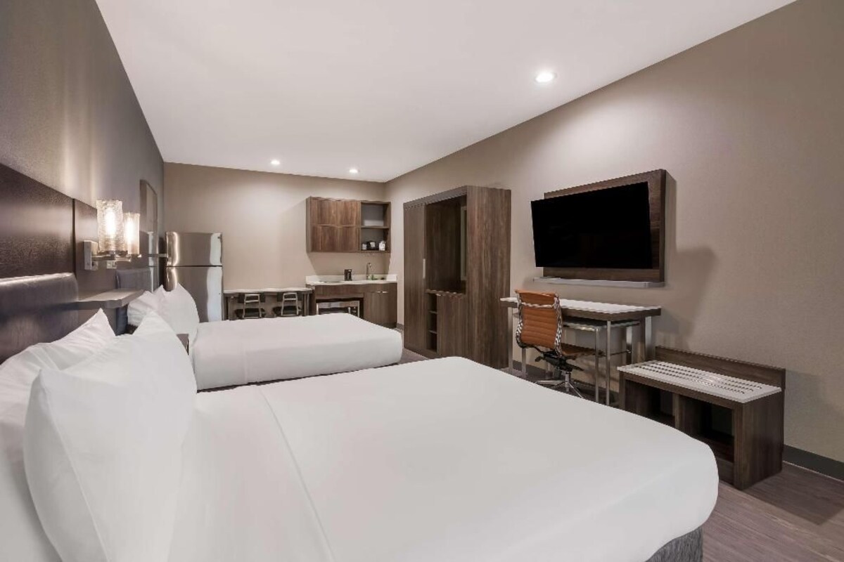 Hypo-allergenic bedding, desk, free WiFi, bed sheets