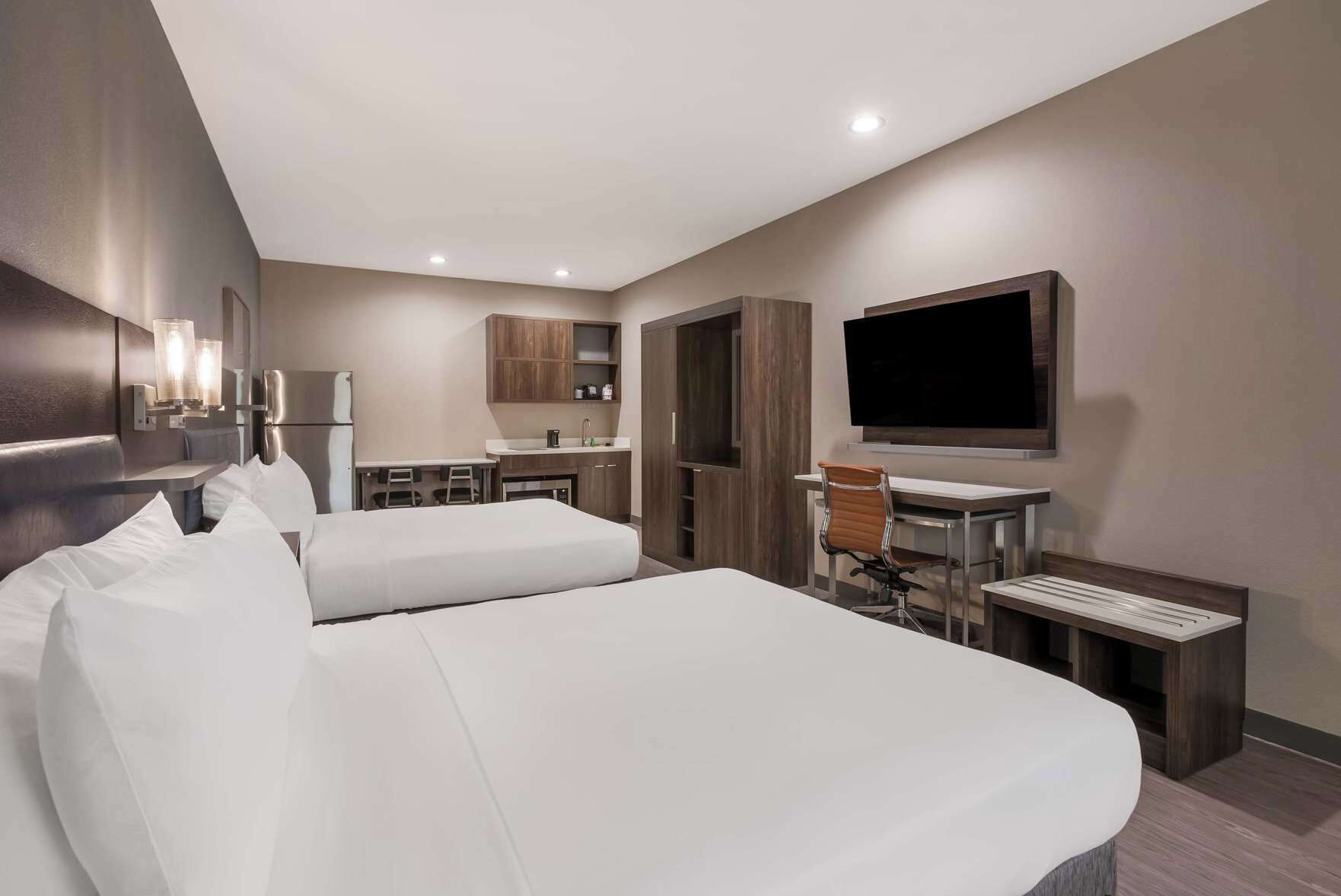 Hypo-allergenic bedding, desk, free WiFi, bed sheets