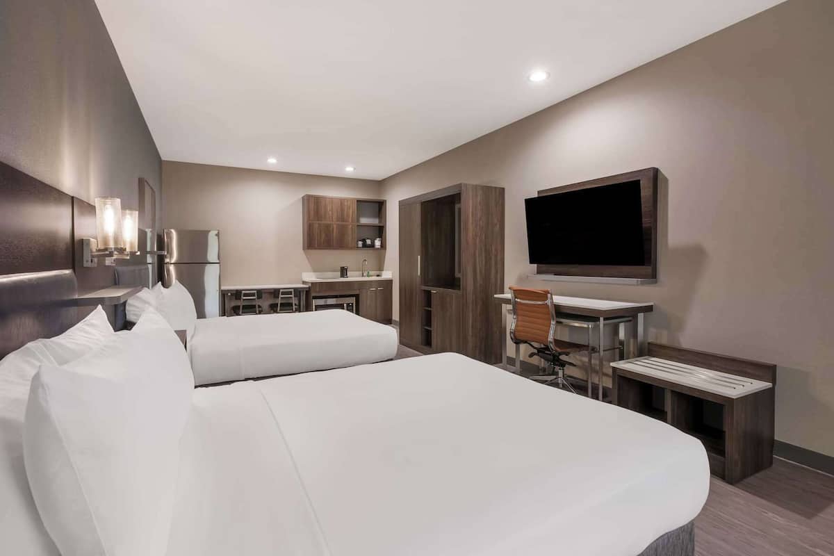Hypo-allergenic bedding available, desk, WiFi (free), bed sheets