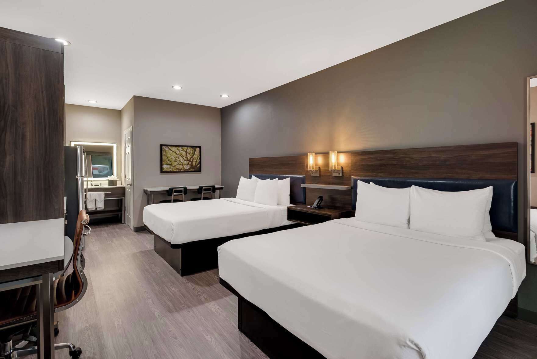 Hypo-allergenic bedding, desk, free WiFi, bed sheets
