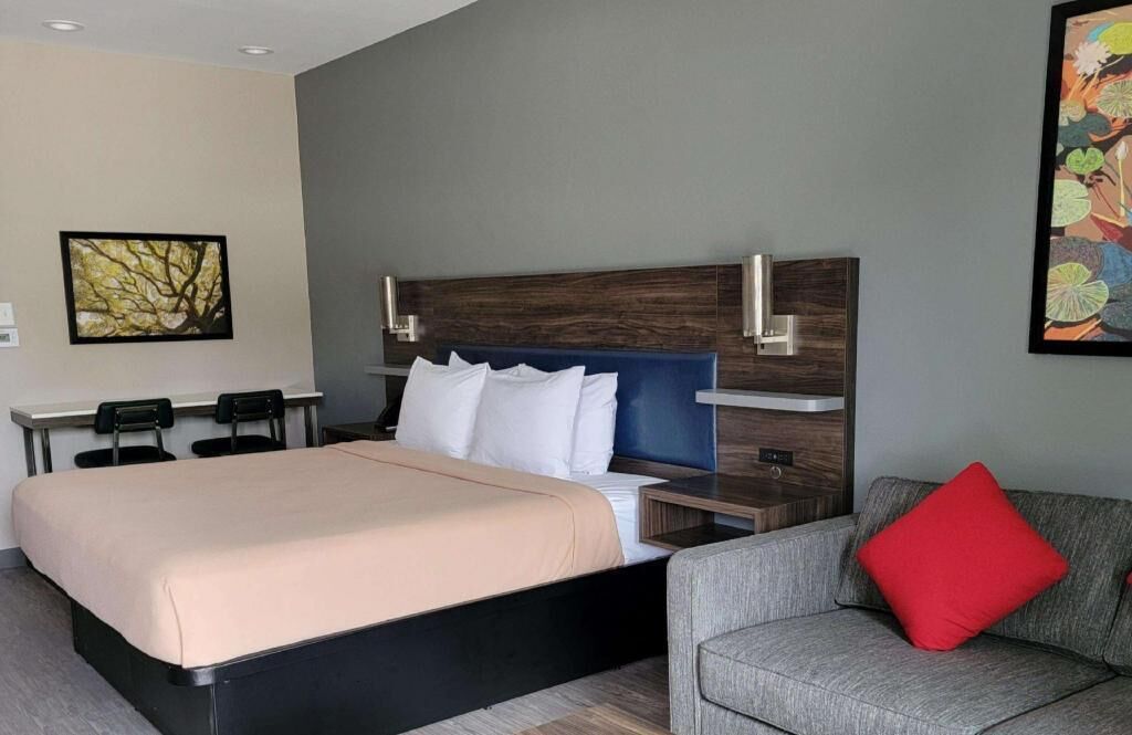 Hypo-allergenic bedding, desk, free WiFi, bed sheets