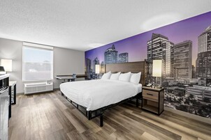 Escritorio, espacio para trabajar con un portátil, cortinas opacas