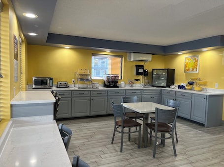 Café da manhã com buffet grátis todos os dias. Days Inn & Suites by Wyndham Warner Robins Near Robins AFB