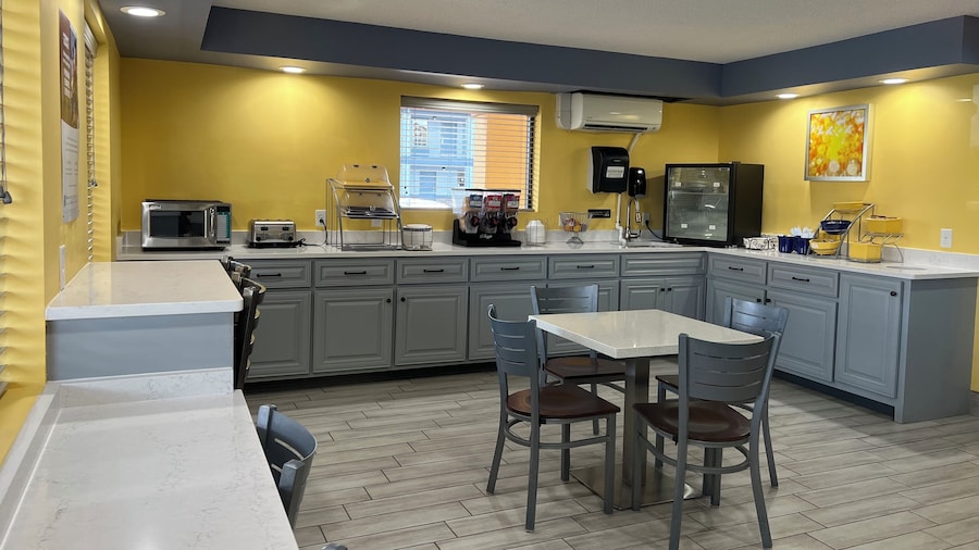 Days Inn & Suites by Wyndham Warner Robins Near Robins AFB