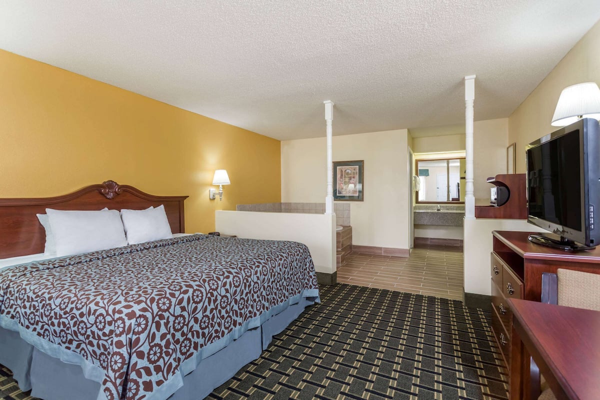 Studio, 1 King Bed, Non Smoking | Free cribs/infant beds, rollaway beds, free WiFi, bed sheets