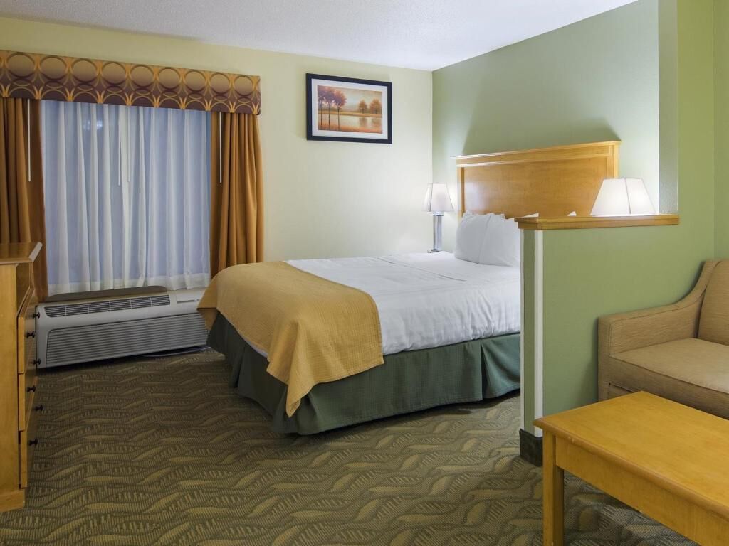 In-room safe, soundproofing, iron/ironing board, free WiFi