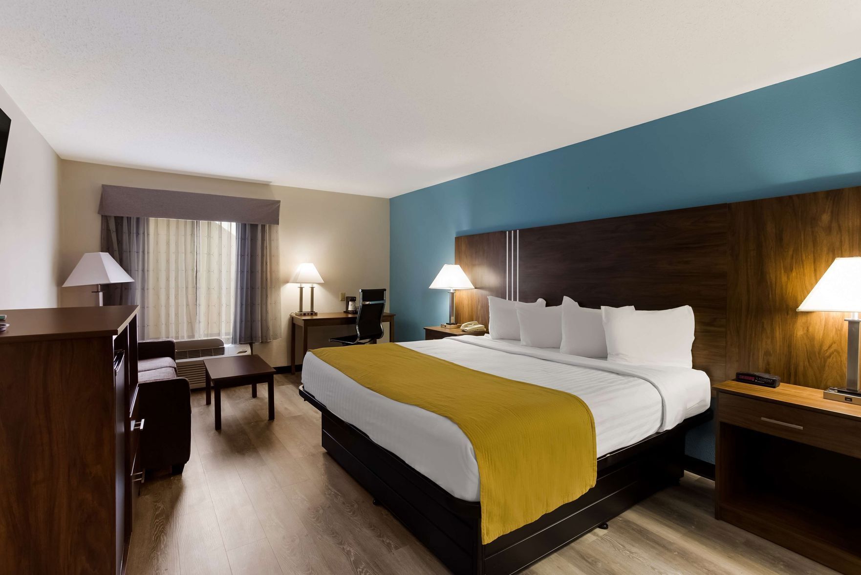 In-room safe, soundproofing, iron/ironing board, free WiFi