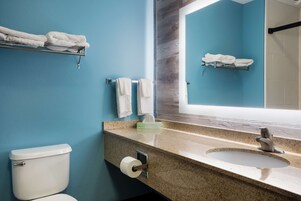Ducha, artículos de tocador gratuitos, secador de pelo, toallas