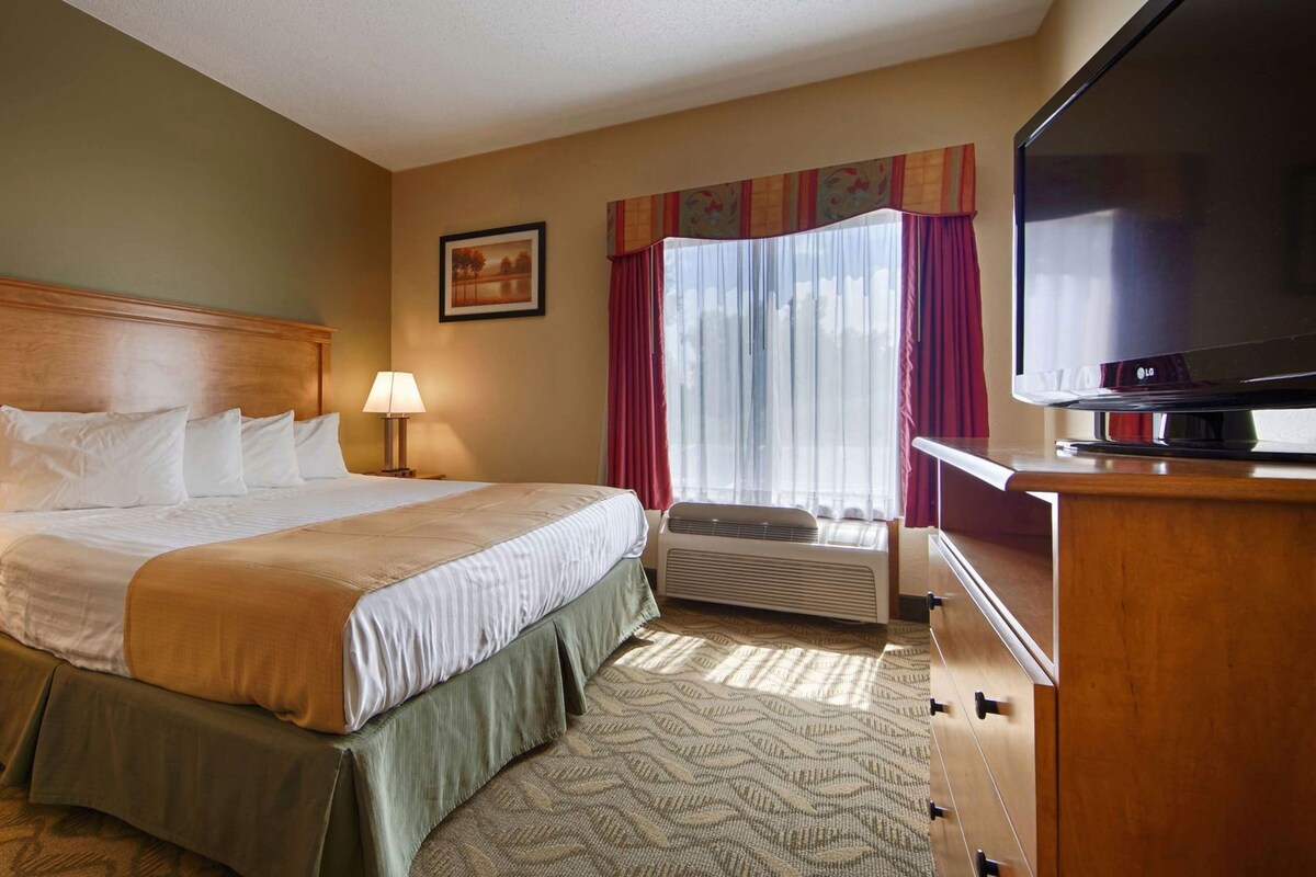 In-room safe, soundproofing, iron/ironing board, free WiFi