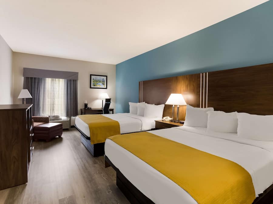 Standard-huone, 2 keskisuurta parisänkyä, tupakointi kielletty, jääkaappi ja mikroaaltouuni | Tallelokero huoneessa, äänieristys, silitysrauta/-lauta, ilmainen Wi-Fi