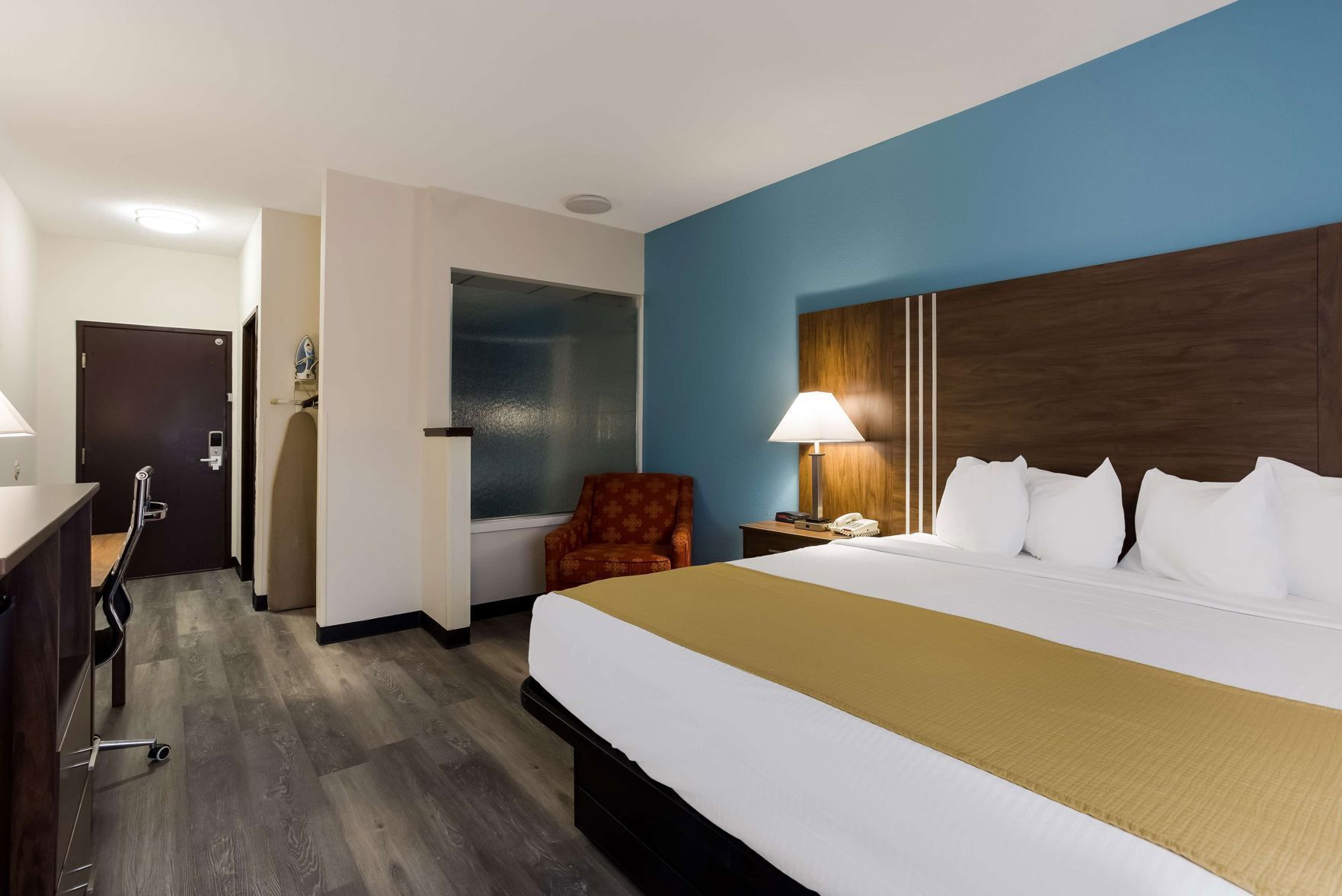 In-room safe, soundproofing, iron/ironing board, free WiFi