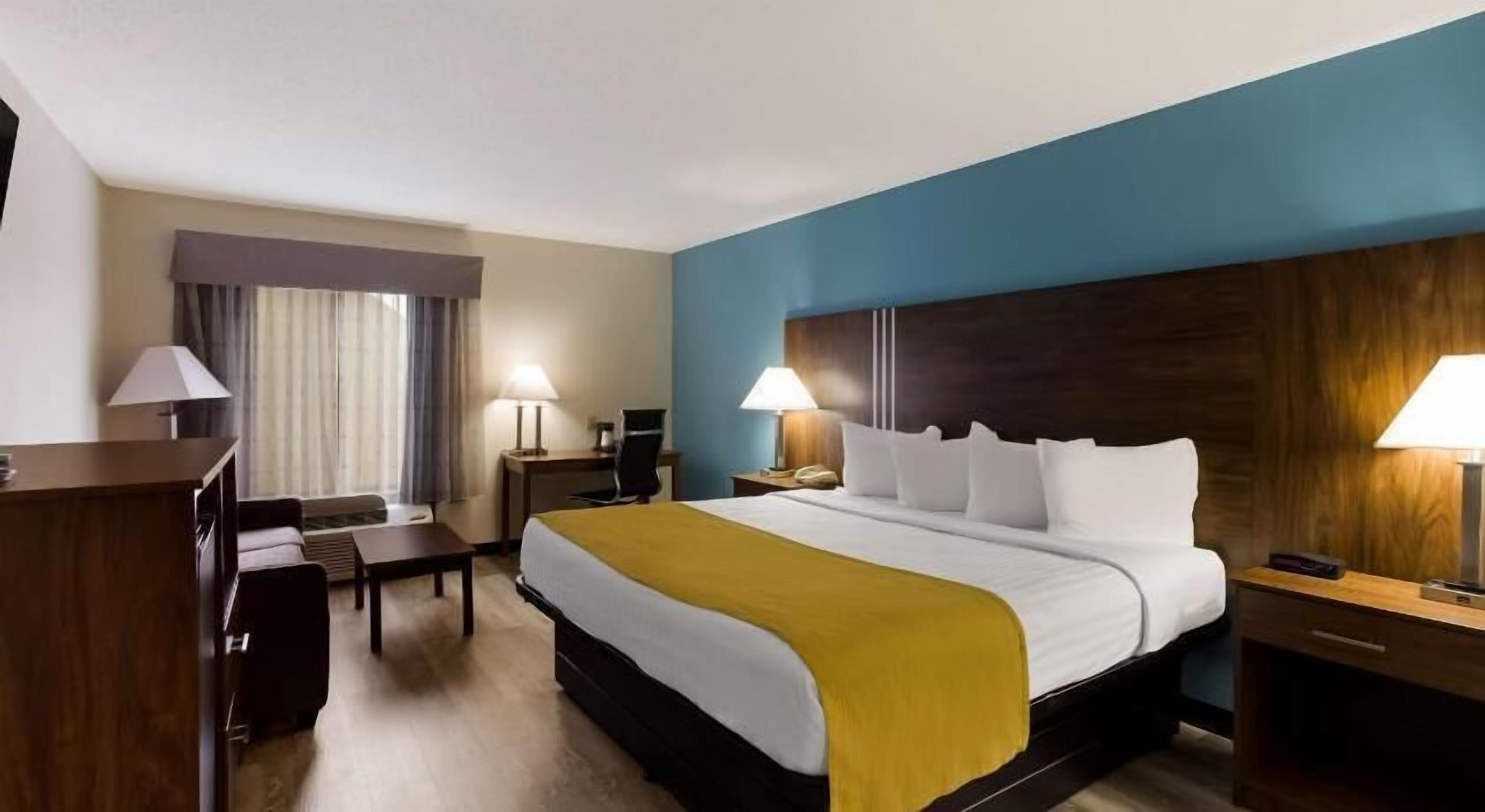 In-room safe, soundproofing, iron/ironing board, free WiFi