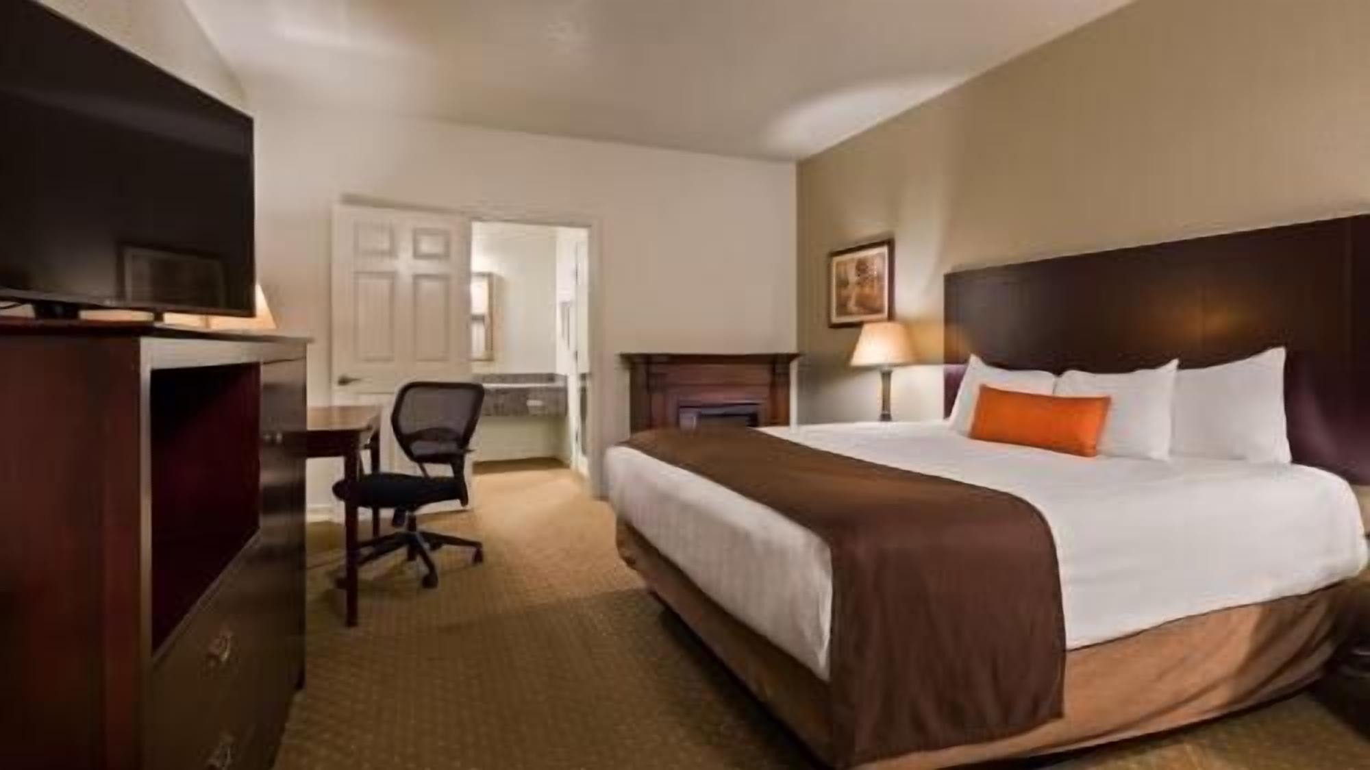 Schreibtisch, Verdunkelungsvorhänge, schallisolierte Zimmer