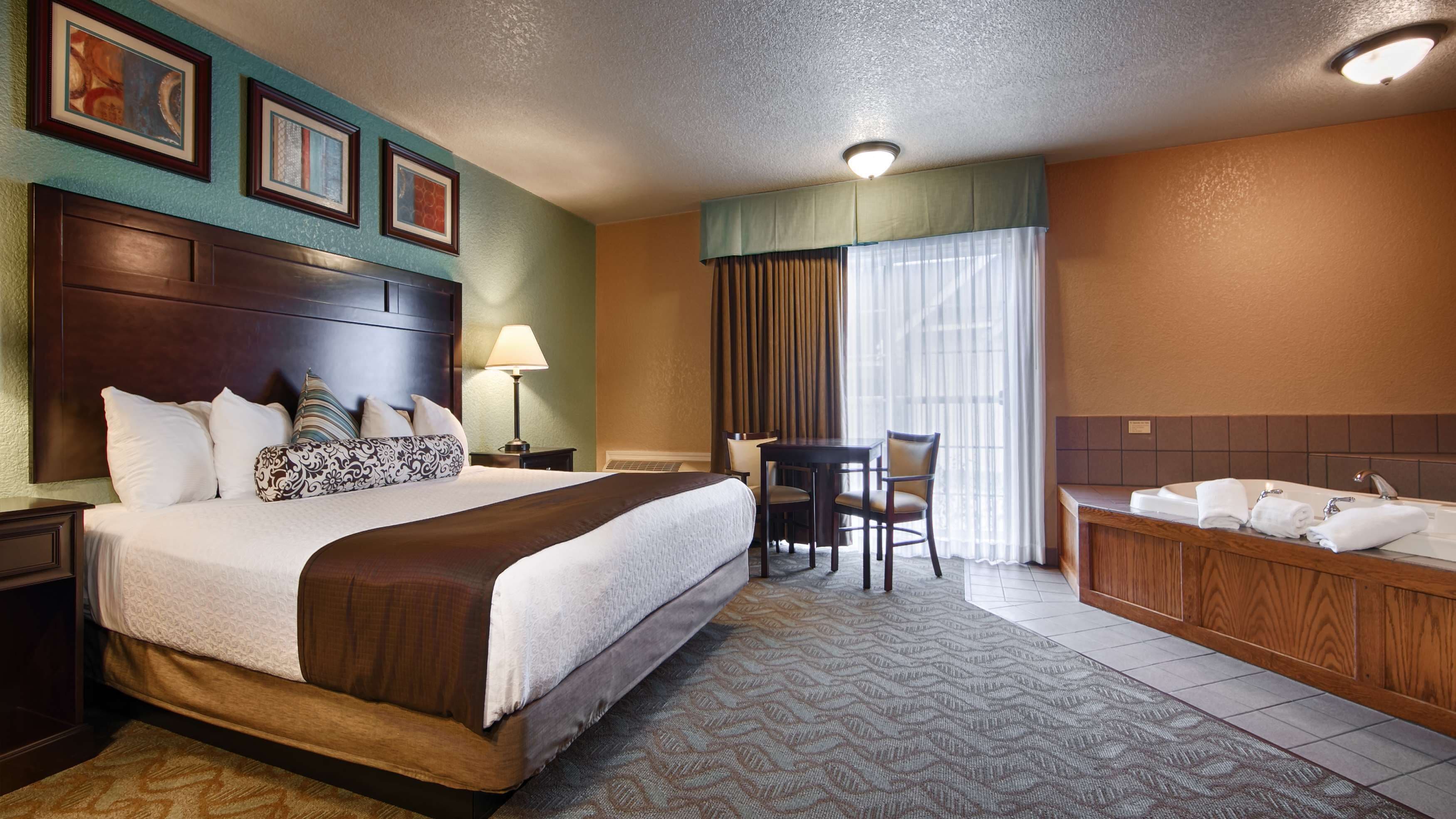 standard room, 1 king bed, non smoking, jetted tub | desk, blackout curtains, soundproofing, iron/ironing board