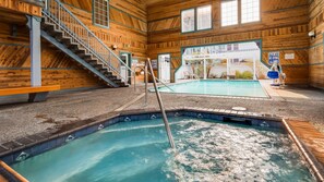 Inomhuspool och utomhuspool