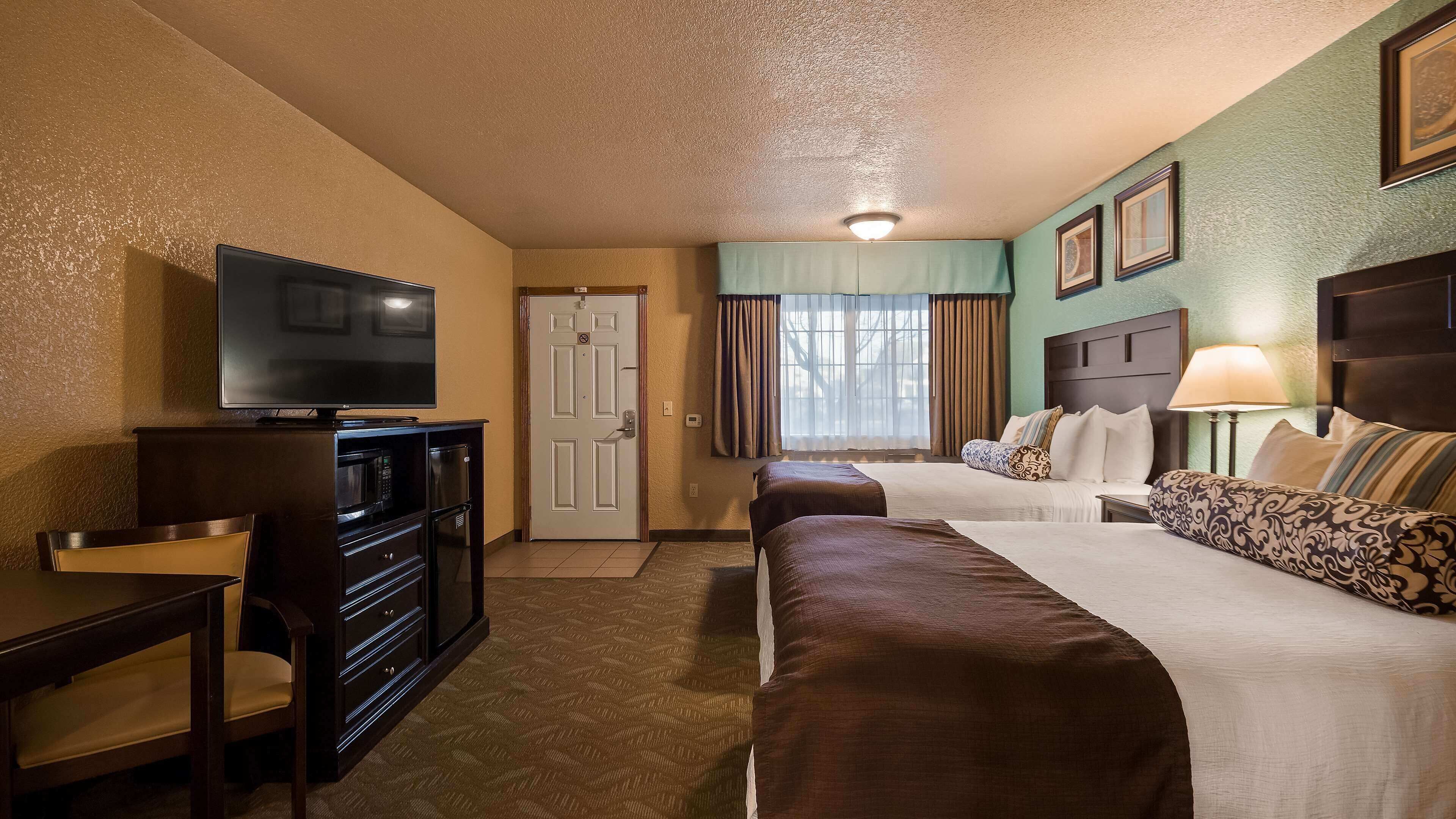 Schreibtisch, Verdunkelungsvorhänge, schallisolierte Zimmer