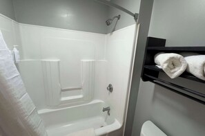 Combined shower/tub, free toiletries, hair dryer, towels - Days Inn by Wyndham Gonzales (Gonzales)