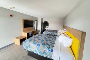 Premium bedding, in-room safe, desk, iron/ironing board - Days Inn by Wyndham Gonzales (Gonzales)