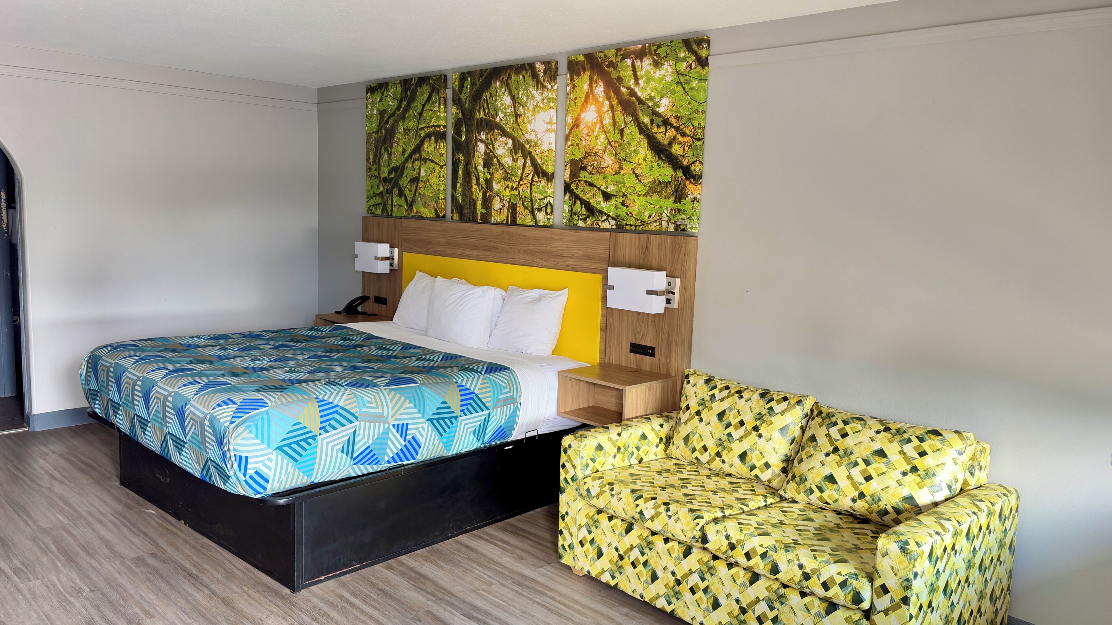 Premium bedding, in-room safe, desk, iron/ironing board