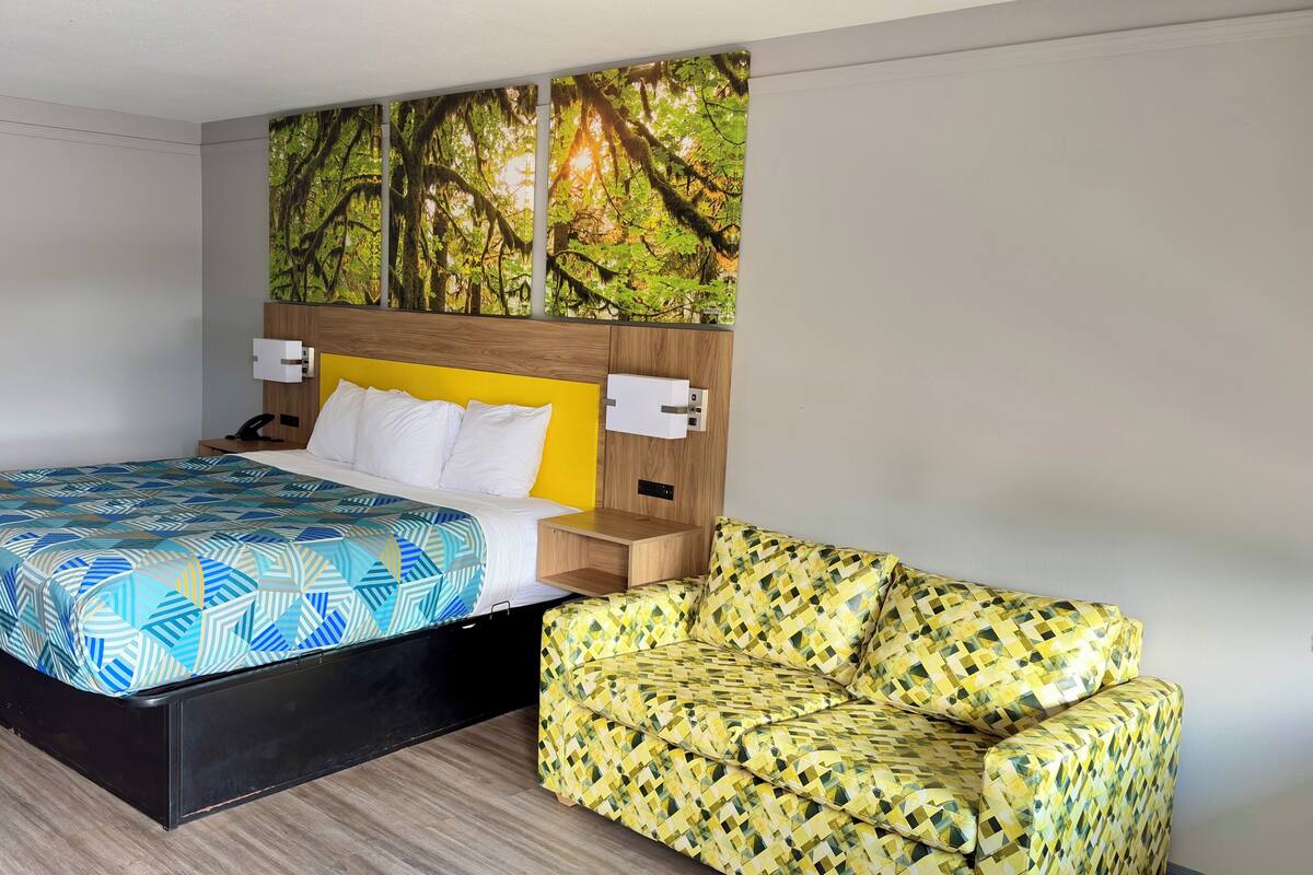 Premium bedding, in-room safe, desk, iron/ironing board