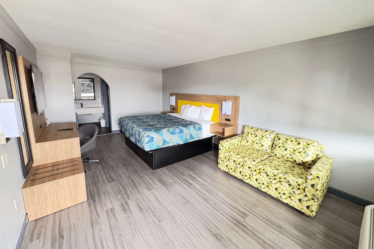Premium bedding, in-room safe, desk, iron/ironing board