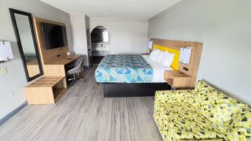 Room, 1 King Bed, Non Smoking | Premium bedding, in-room safe, desk, iron/ironing board