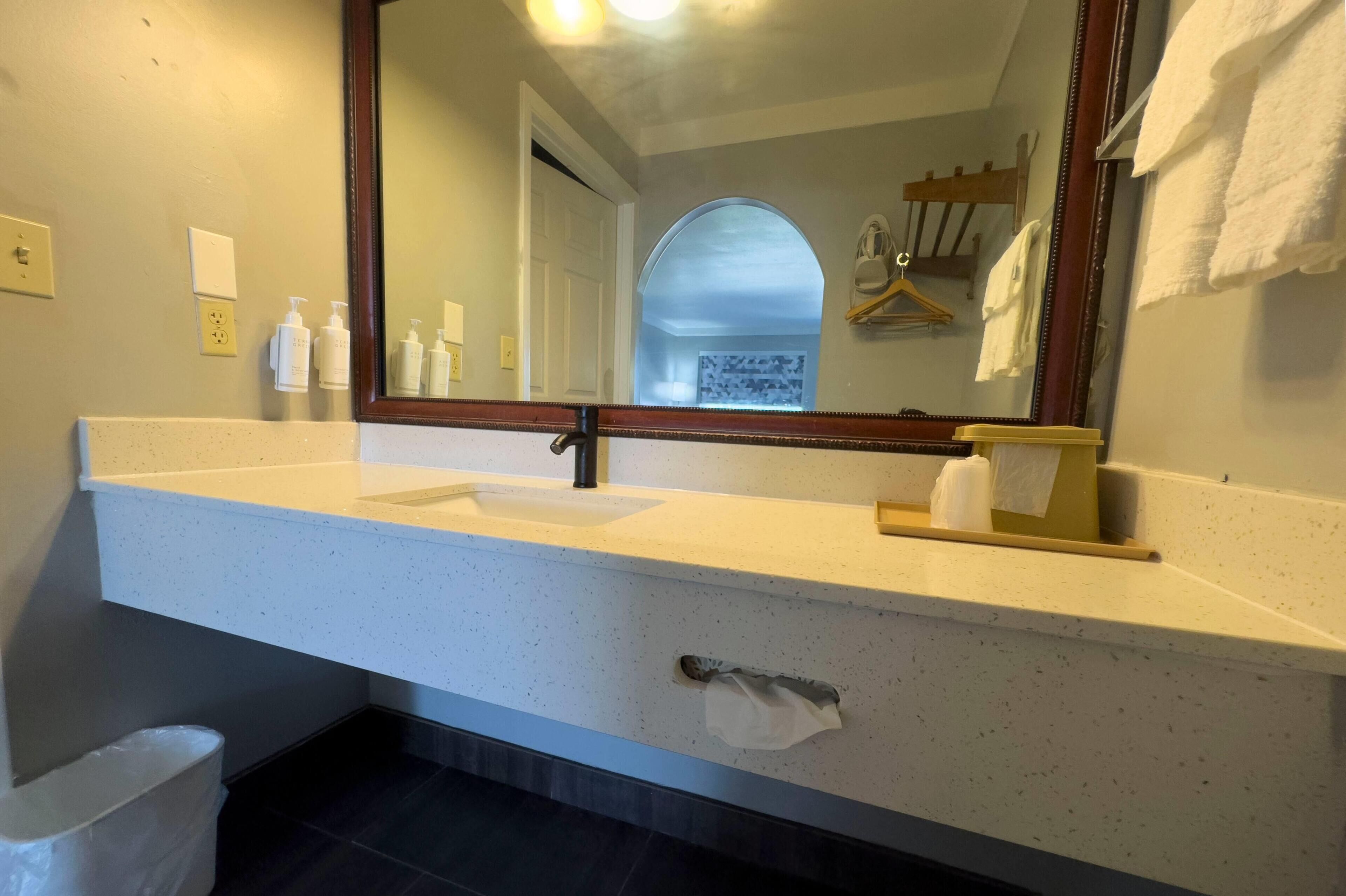 Ducha y bañera combinadas y artículos de higiene personal gratuitos