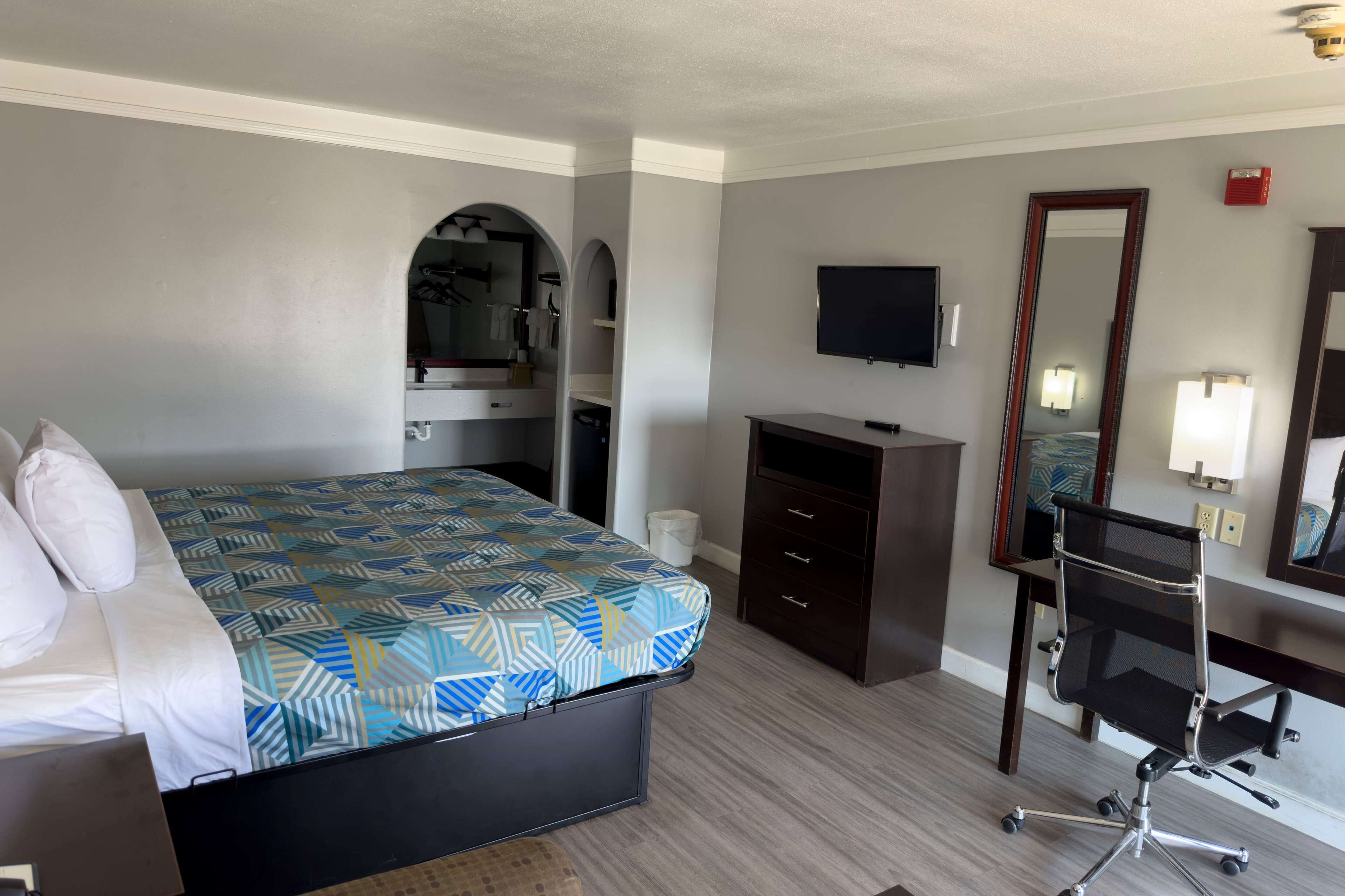 Days Inn by Wyndham Gonzales