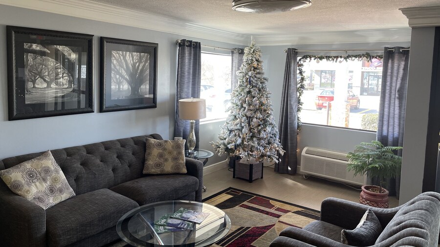 Days Inn by Wyndham Gonzales