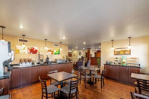 Desayuno completo gratuito y diario