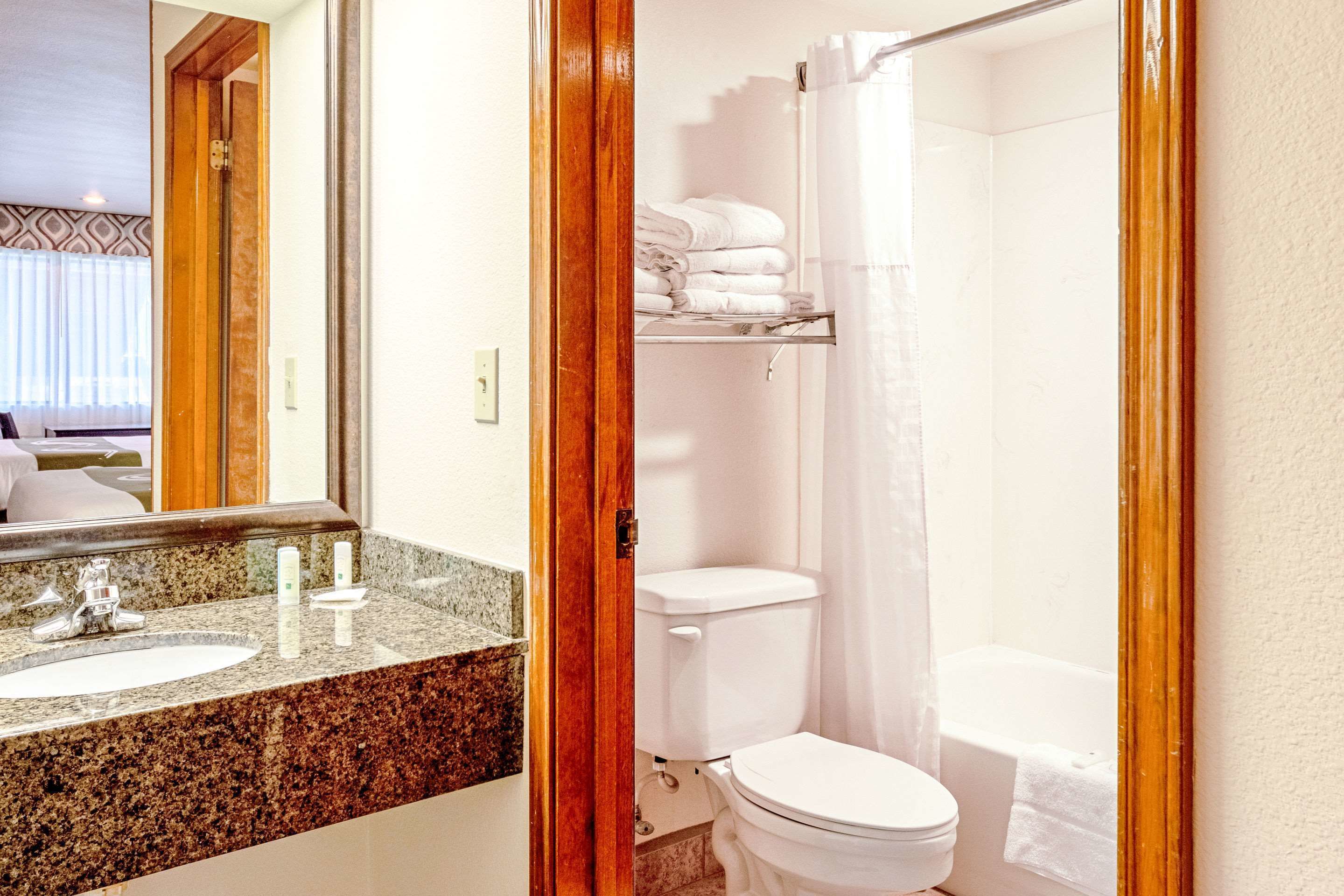 combined shower/bathtub, rainfall showerhead, free toiletries