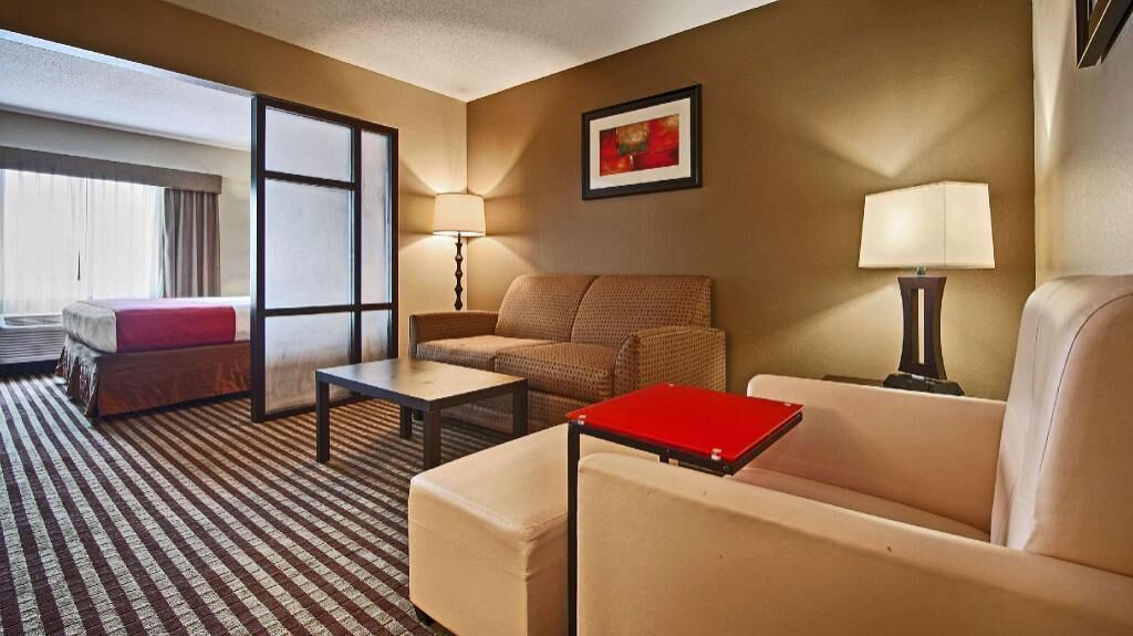 Living area | 37-inch flat-screen TV with cable channels, TV