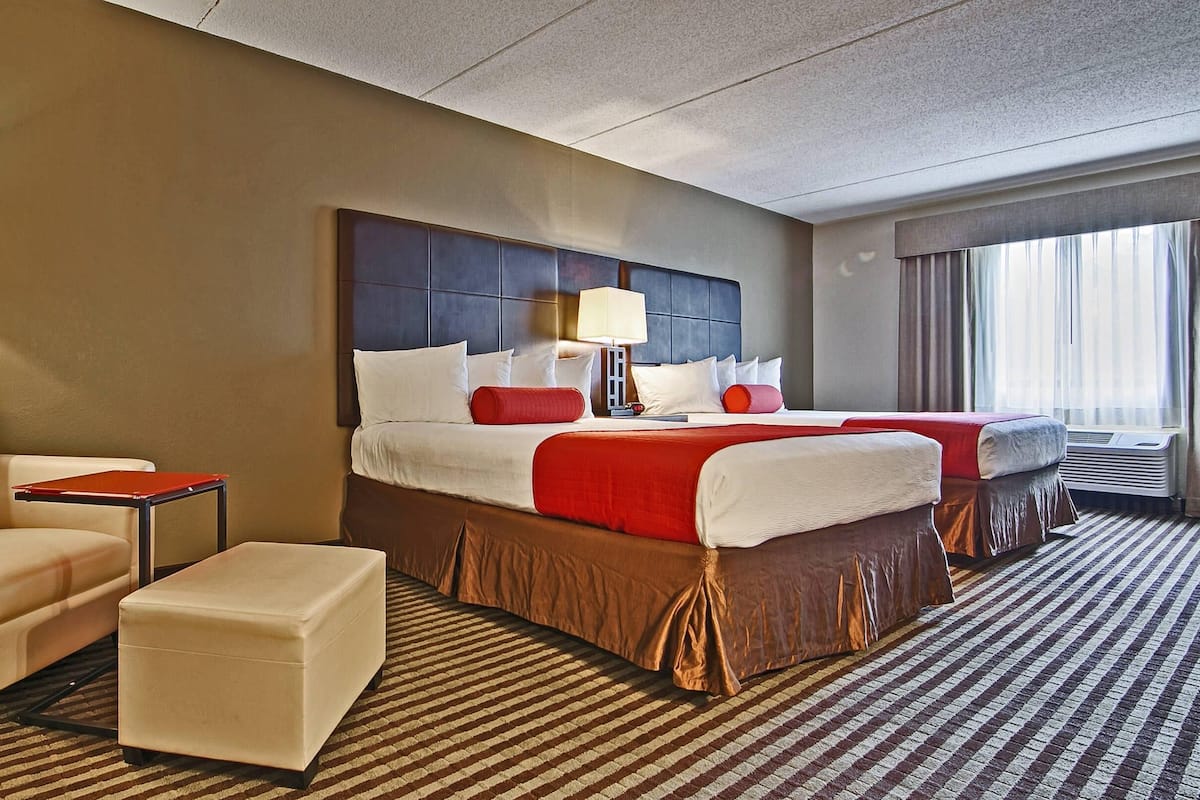 مكتب وستائر تعتيم ومكواة/لوح كي وأسرّة قابلة للطي