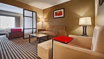 Escritorio, cortinas blackout y tabla de planchar con plancha