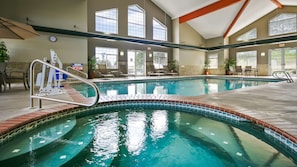 Piscine intérieure, chaises longues