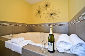 Suite, 1 très grand lit, non-fumeur, baignoire à jets | Coffre-fort, bureau, espace de travail pour ordinateurs portables