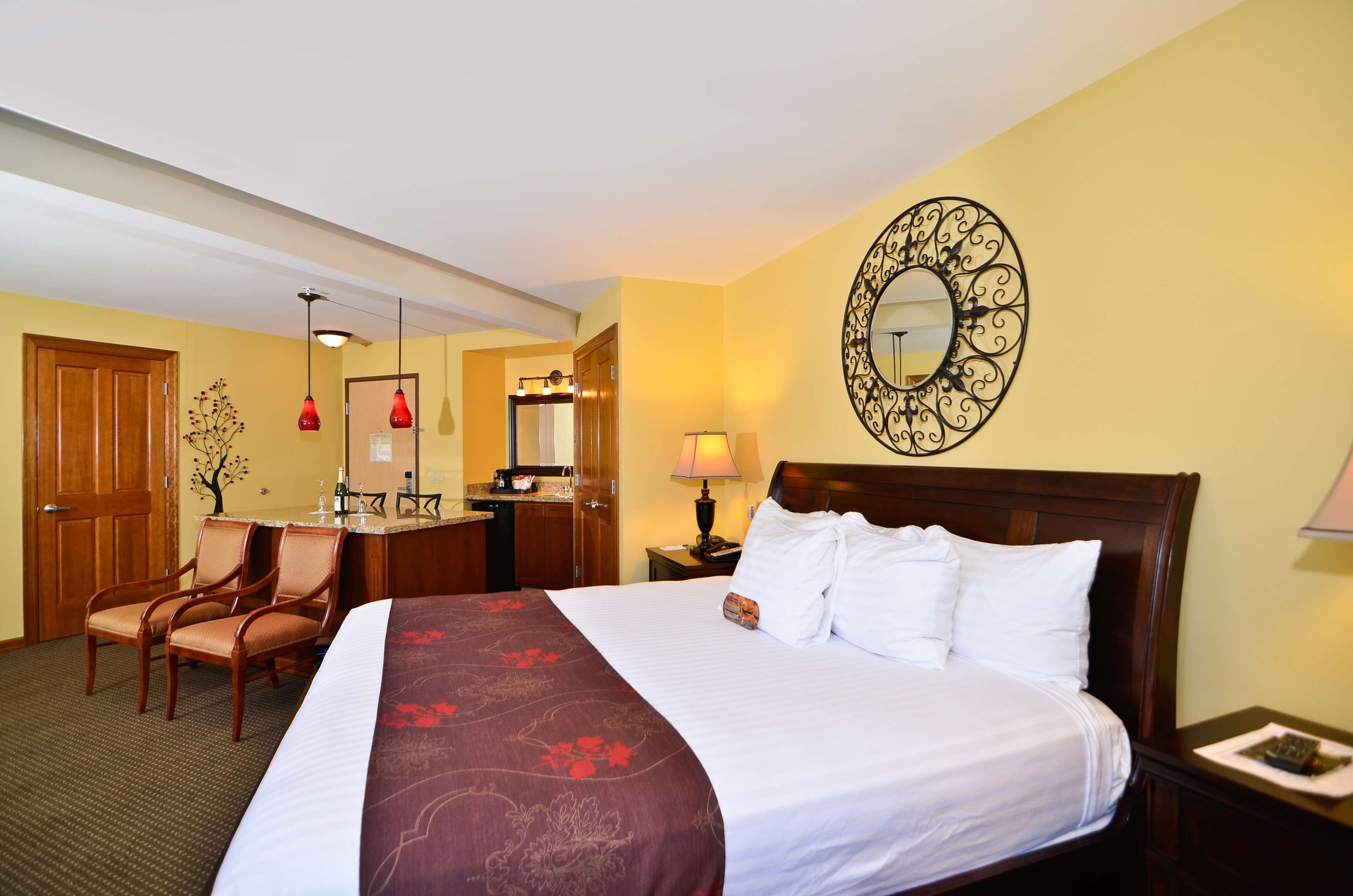 客房內保險箱、書桌、筆電工作空間、熨斗/熨衣板