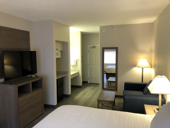 Deluxe 1 King Room | In-room safe, desk, laptop workspace, blackout curtains