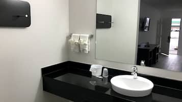 Combined shower/bathtub, towels