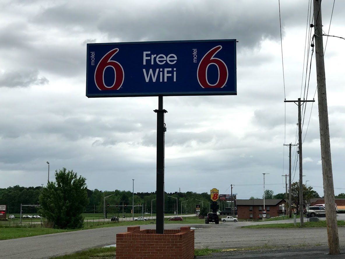 Letrero de motel anunciando WiFi gratuito.