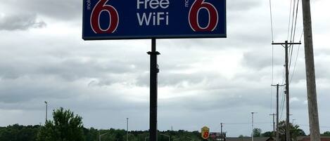 Letrero de motel anunciando WiFi gratuito.