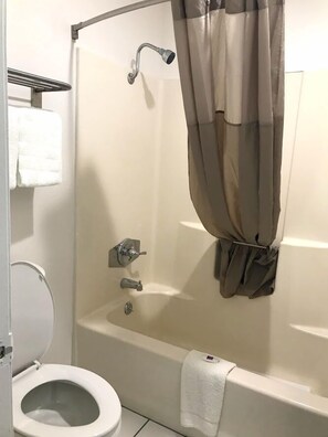 Combined shower/bathtub, towels