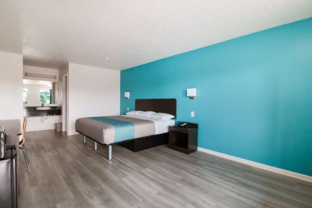 1 KING BED | NON-SMOKING, MICFRIDGE