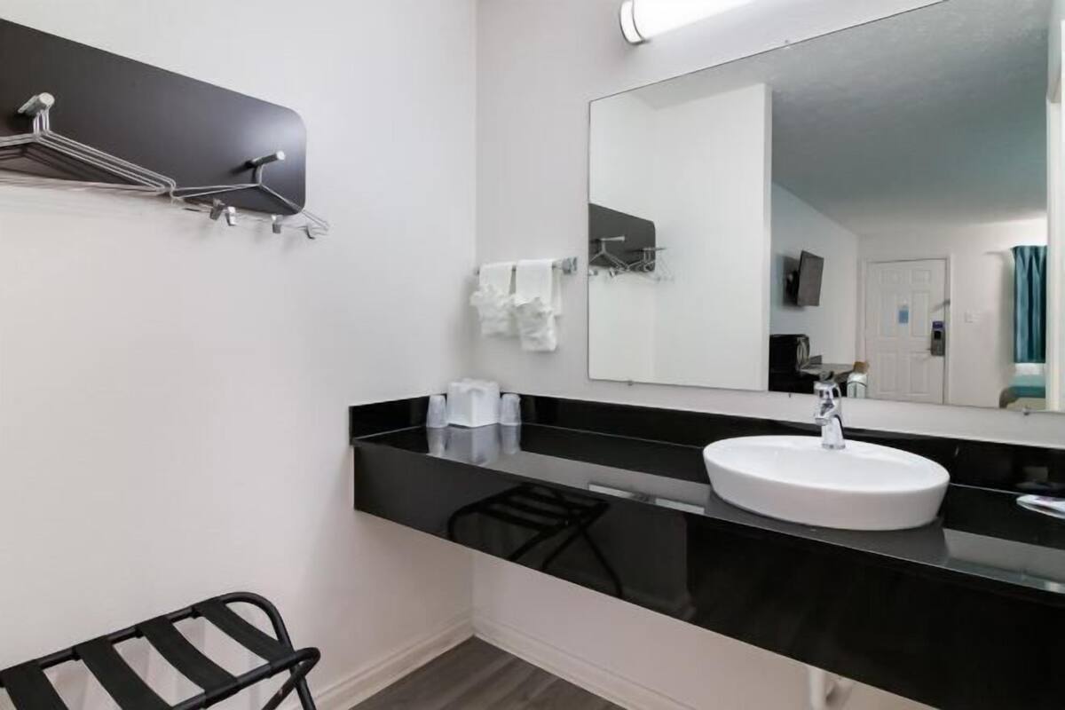 Combined shower/bathtub, towels