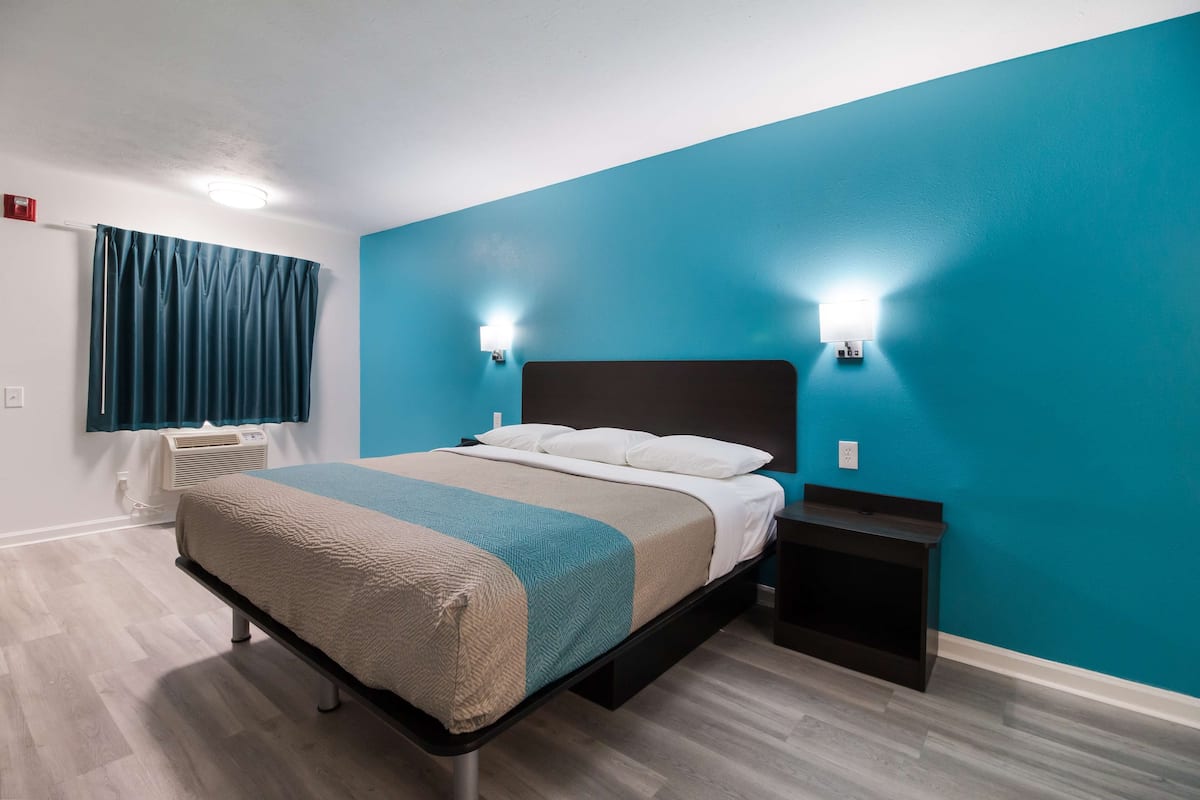 Desk, iron/ironing board, free WiFi, bed sheets