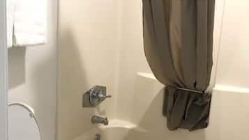 Combined shower/bathtub, towels