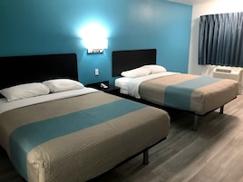 Escritorio, tabla de planchar con plancha, wifi gratis y ropa de cama 