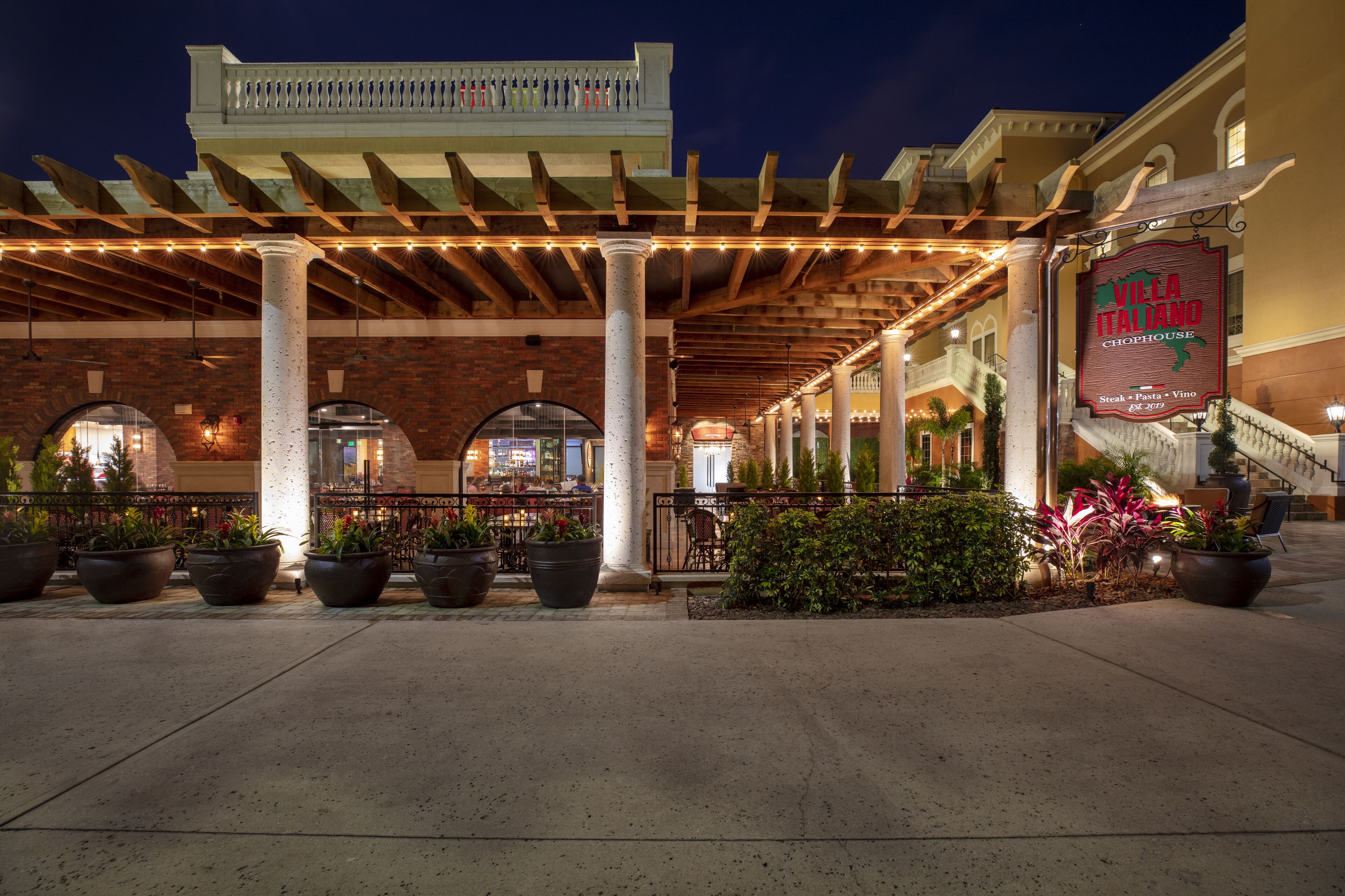 2 restaurants, lunch, dinner served; pizza 