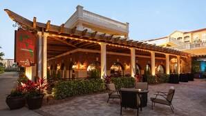 Un área de patio al aire libre con asientos y el letrero de un restaurante.